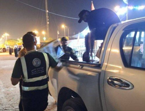 بين اروقة الظلام .. يضيء الخدام طريق الزائرين